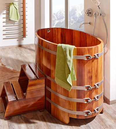 Drvena kada sa stepenicama