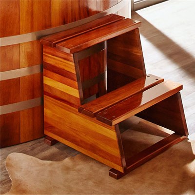 Drvena kada sa stepenicama