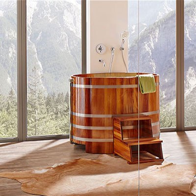 Drvena kada sa stepenicama