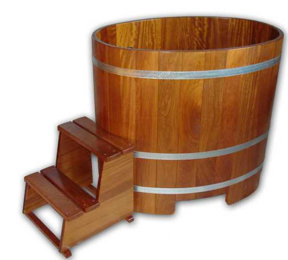 Drvena kada sa stepenicama