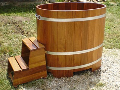 Drvena kada sa stepenicama